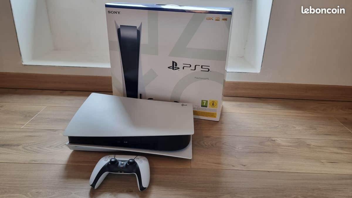 Console PlayStation 5 con controller e scatola originale.