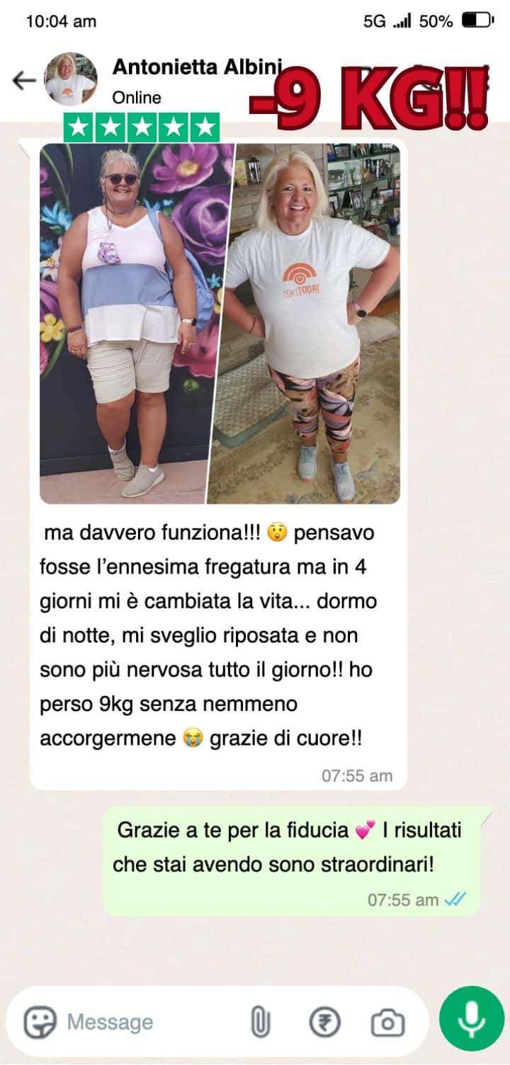 Donna felice con abbigliamento casual mostra perdita di peso di 9 kg.