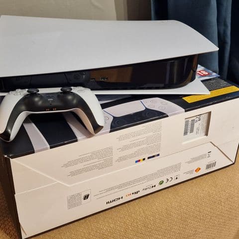 Console PlayStation 5 con controller e scatola originale.