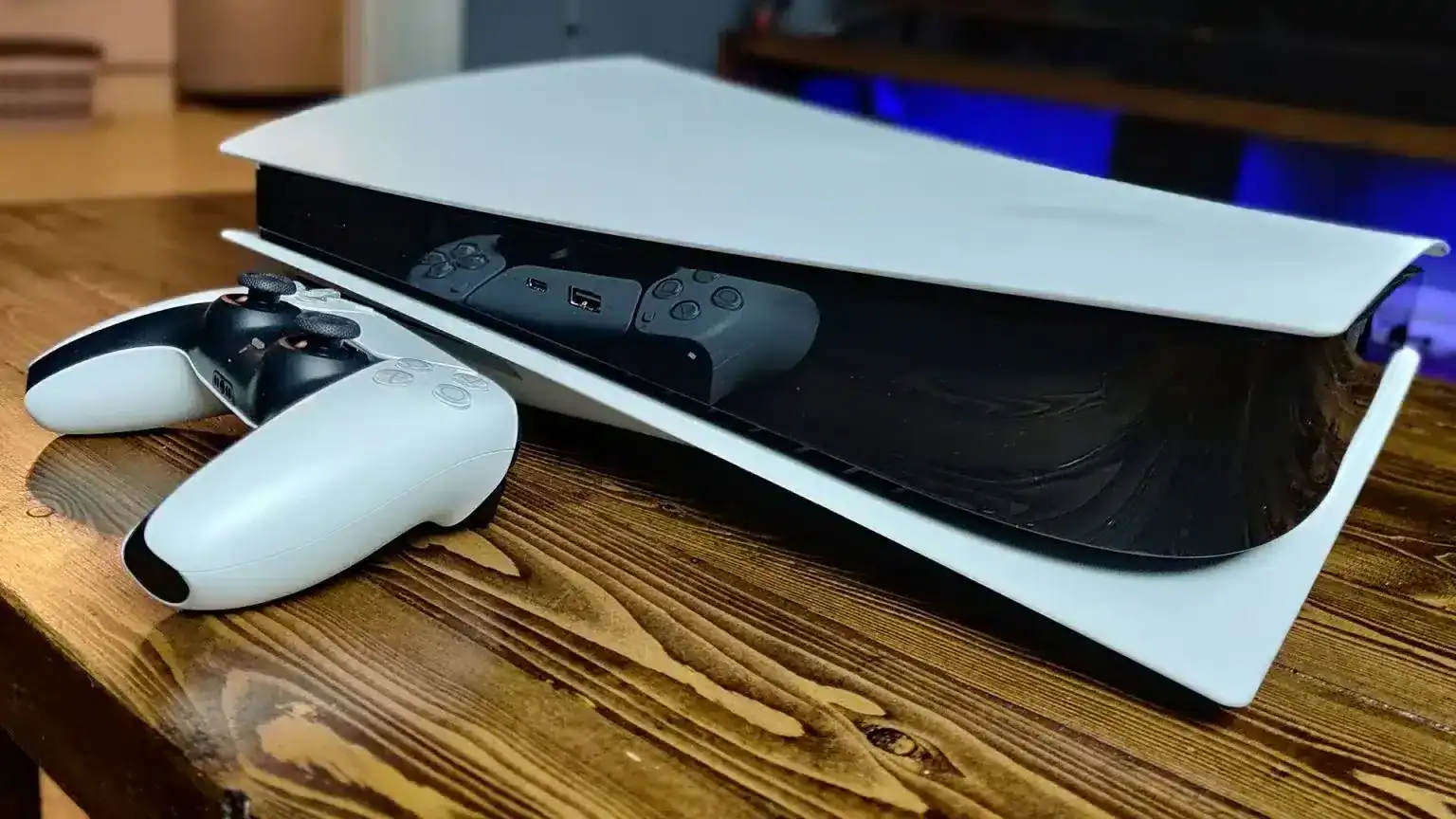 PlayStation 5 con controller su tavolo, offerta speciale.