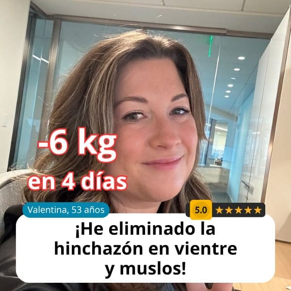 Donna felice che mostra la sua perdita di peso in 4 giorni.